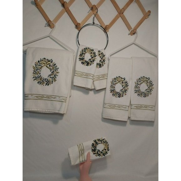 Set Of 6 Holiday Towels 1 Bath 2 Hand 3 Face Christmas Berry Wreath Gold Trim - Picture 1 of 11